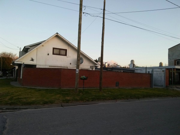 VENTA CASA 3 AMBIENTES.PARQUE, GARAGE.