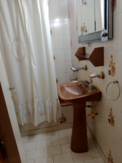 ALQUILER 3 AMBIENTES A LA CALLE. COCHERA CUBIERTA.